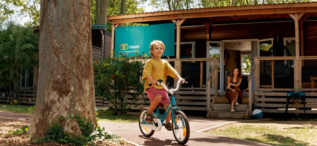 Des enfants heureux dans un camping de Roan.
