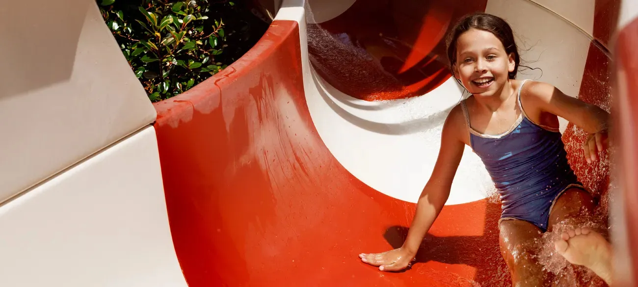 Une petite fille sur le toboggan d'un camping de Roan, près du Frioul-Vénétie Julienne.