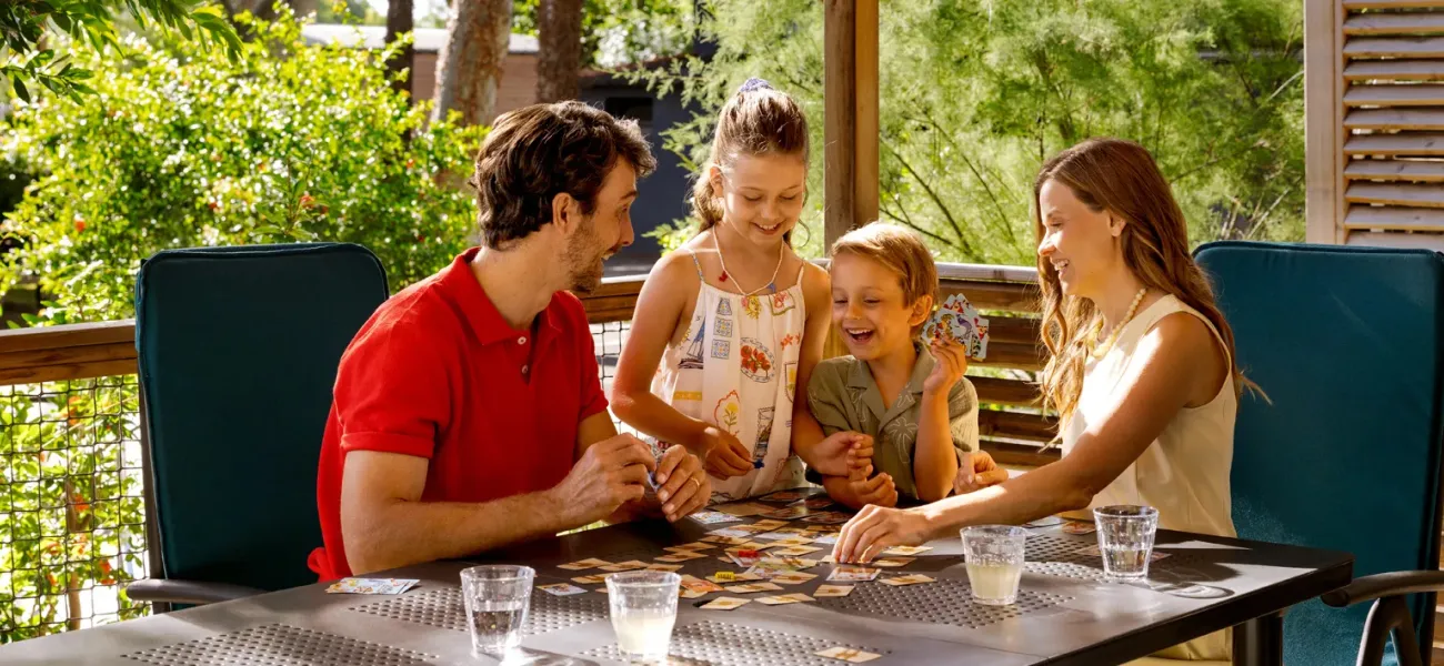 Famille dans le mobile home.