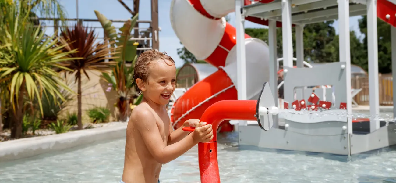 Enfants jouant au camping de Roan en France.