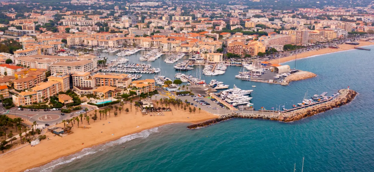 Vue d'ensemble du littoral et de la ville de Fréjus.