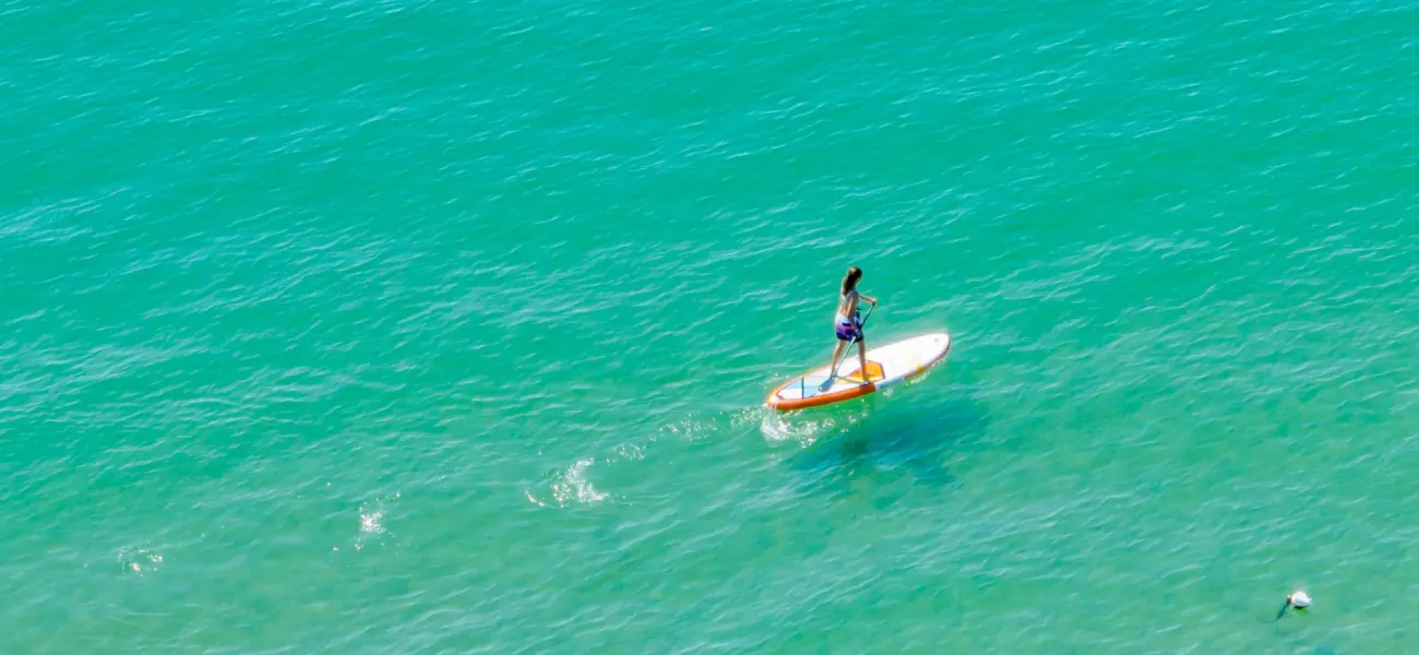 Faire du stand up paddle en mer dans un camping Roan près de Lido di Jesolo.
