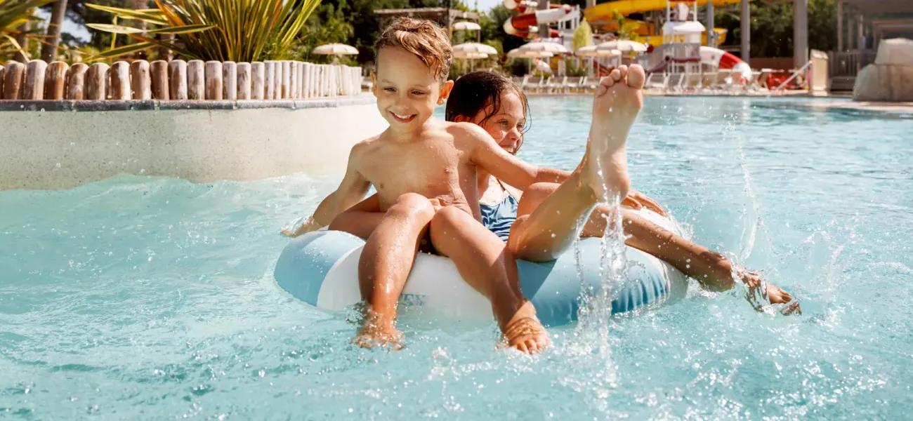 personnes dans la piscine d'un camping de Roan.