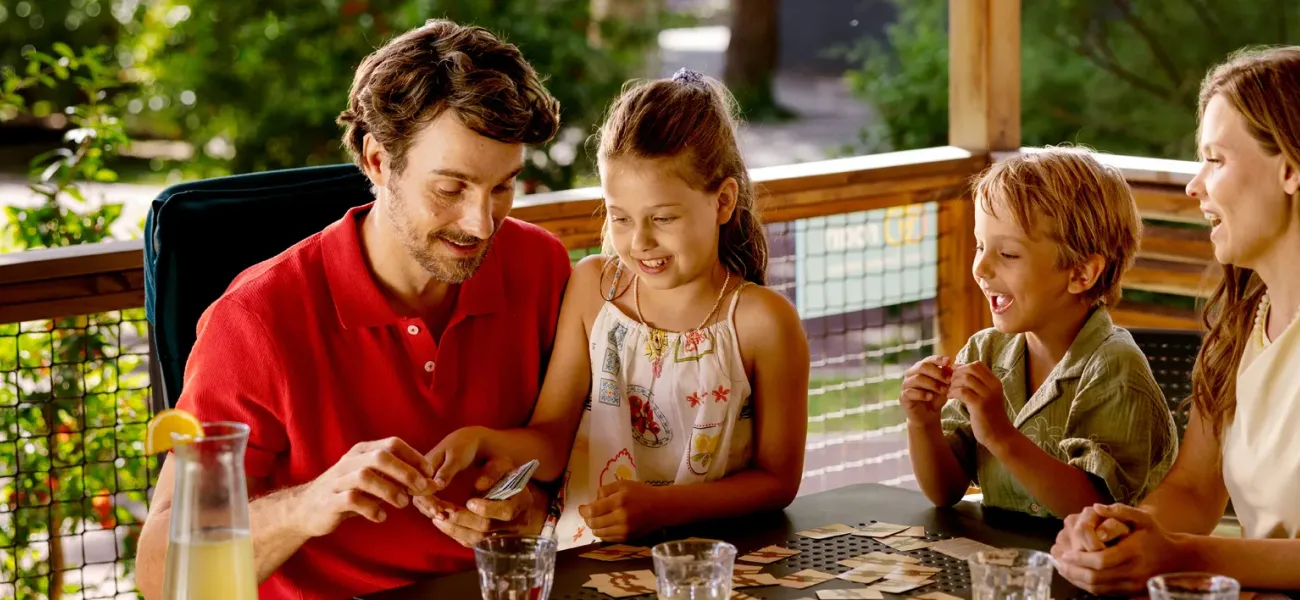Famille dans leur logement de Roan.