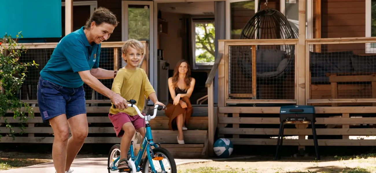 Le personnel du camping de Roan et les clients avec des vélos d'enfants.