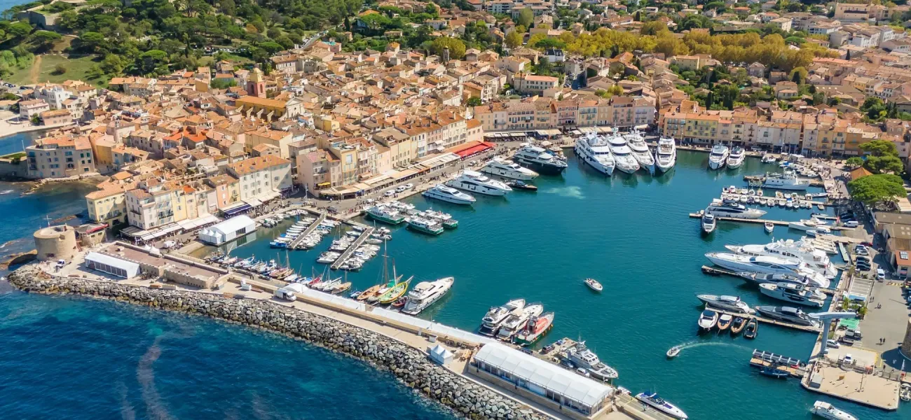 Vue aérienne de Saint-Tropez, sur la Côte d'Azur, dans le département des Alpes-Maritimes.