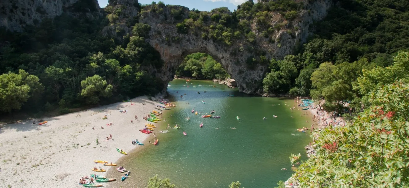 Le Pont-d'Arc formé par la nature près des campings Roan en Ardèche.