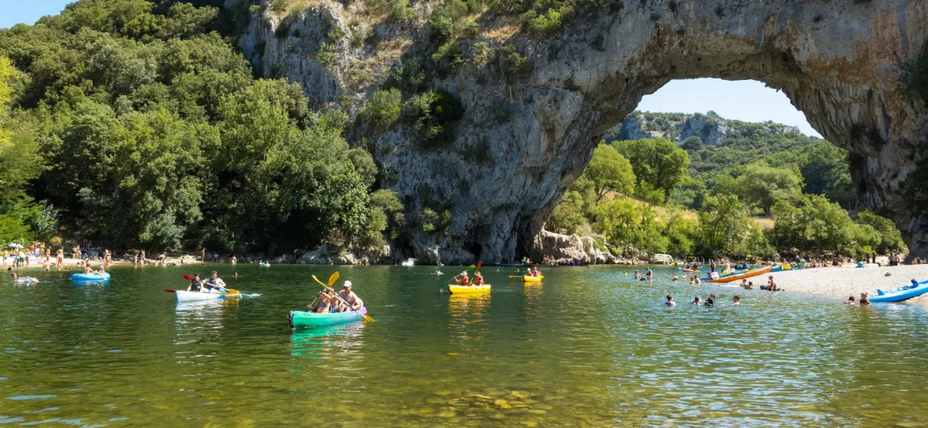 Le Pont-d'Arc formé par la nature près des campings Roan en Ardèche.