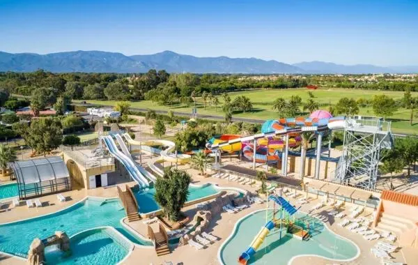 Vue d'ensemble de la piscine du camping Roan Le Soleil de la Méditerranée.
